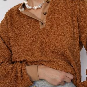 Donni mini sherpa henley sweatshirt in camel. XS